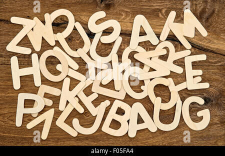 Alfabeto lettere sulla texture in legno sfondo. Si torna a scuola concept Foto Stock