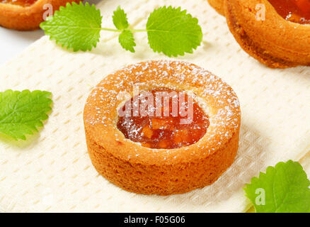 Piccolo giro torte ripiene con purea di mela Foto Stock