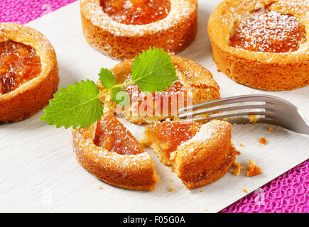 Piccolo giro torte ripiene con purea di mela Foto Stock