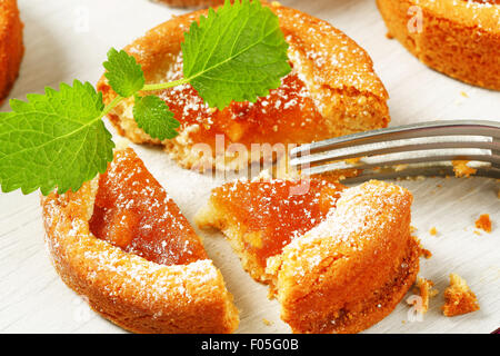 Piccolo giro torte ripiene con purea di mela Foto Stock