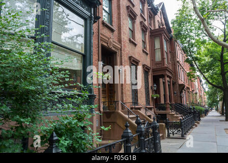 New York City, Stati Uniti, Street Scenes, quartiere storico "Brooklyn Heights", case in pietra marrone, edifici di appartamenti, Brooklyn vintage, victorian Housing Street, atmosfera degli edifici newyorkesi, mercato degli affitti di New York Foto Stock