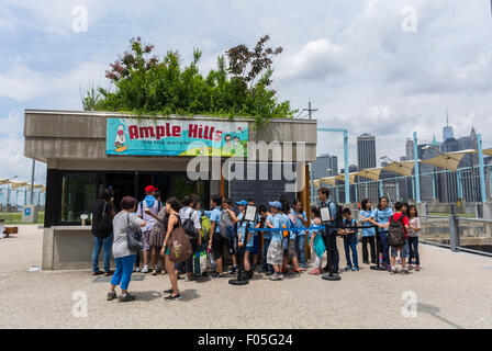 New York City, USA, Crowd School Children at Outdoor Cafes Buying Take Away Food on Waterfront, Brooklyn Bridge Park, DUMBO area, studenti fuori in attesa Foto Stock