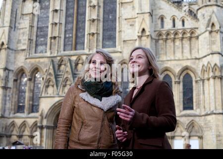 Archeologia insegnante e studente di vecchi edifici in York Foto Stock