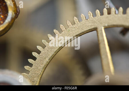 Sfondo con ruote dentate metalliche nella vecchia orologeria. Foto concettuale per il vostro business di successo di flusso di lavoro . Macro Foto Stock