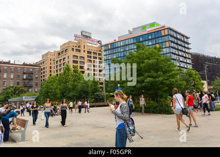 City Park Scenes, gruppi di turisti su East River Quay, Brooklyn Bridge Park, DUMBO area, gentrificazione delle aree cittadine negli Stati Uniti, edifici cittadini, quartiere di New York, atmosfera New York brooklyn, urbanismo america Foto Stock