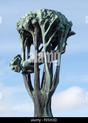 Ragazza in un albero scultura in bronzo dal Parco Vigeland con fontana centrale Foto Stock