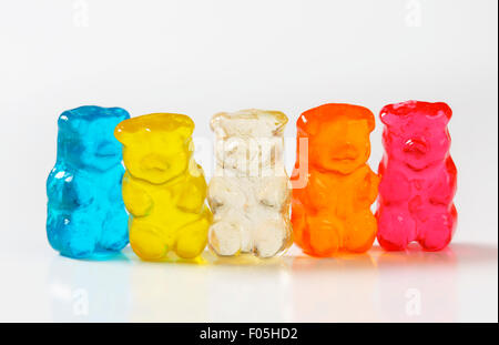 Aromatizzate alla frutta orsi gommoso in colori assortiti Foto Stock