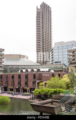 Torre Shakespear si affaccia la Guildhall School of Music and Drama che siede entro the Barbican estate. Foto Stock