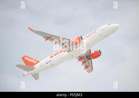 TENERIFE, Spagna - 3 giugno: vista panoramica di un Easy Jet Airbus A320-200 decollo dall'aeroporto di Tenerife Sud in un giorno nuvoloso. Foto Stock