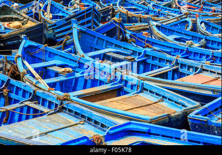 Bella blu barche nel vecchio porto di Essaouira, Marocco Foto Stock