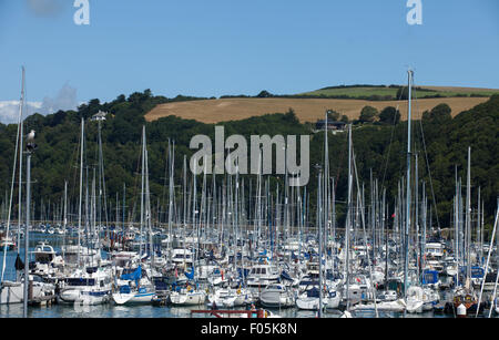 Barche e yacht ormeggiati a Marina Darthaven, Kingswear Devon, guardando attraverso il fiume Dart a Dartmouth Foto Stock