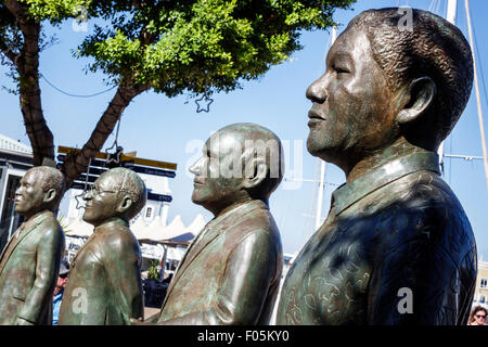 Città del Capo Sud Africa,V & A Victoria Alfred Waterfront,Nobel Square,premiati,Albert Luthuli,Desmond Tutu,FW de Klerk,Nelson Mandela,Bronze statu Foto Stock