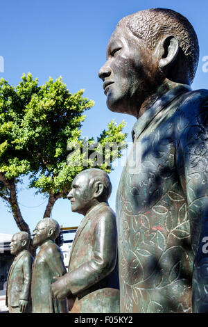 Città del Capo Sud Africa,V & A Victoria Alfred Waterfront,Nobel Square,premiati,Albert Luthuli,Desmond Tutu,FW de Klerk,Nelson Mandela,Bronze statu Foto Stock