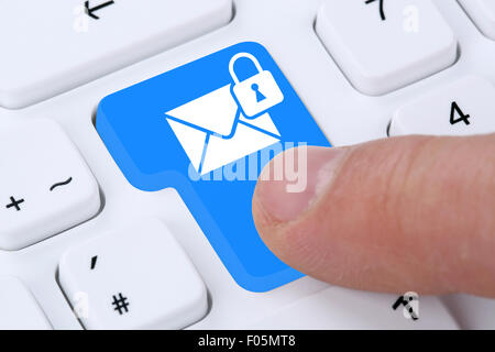 Invio di Encrypted Secure E-Mail Messaggio di posta elettronica sul computer Foto Stock