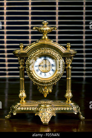 Francese antico orologio d'oro. Foto Stock