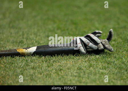 Milwaukee, WI, Stati Uniti d'America. 07 Ago, 2015. Un Bat si trova sull'erba prima della Major League Baseball gioco tra il Milwaukee Brewers e St. Louis Cardinals a Miller Park di Milwaukee, WI. John Fisher/CSM/Alamy Live News Foto Stock