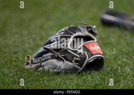 Milwaukee, WI, Stati Uniti d'America. 07 Ago, 2015. Rawlings guanto giace sull'erba durante la pratica di ovatta prima della Major League Baseball gioco tra il Milwaukee Brewers e St. Louis Cardinals a Miller Park di Milwaukee, WI. John Fisher/CSM/Alamy Live News Foto Stock