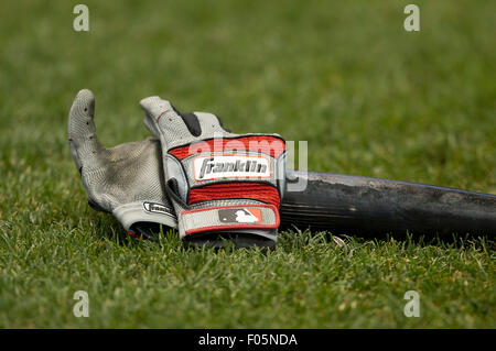 Milwaukee, WI, Stati Uniti d'America. 07 Ago, 2015. Una coppia di San Louis Cardinals Franklin batting dei guanti di protezione durante il Major League Baseball gioco tra il Milwaukee Brewers e St. Louis Cardinals a Miller Park di Milwaukee, WI. John Fisher/CSM/Alamy Live News Foto Stock