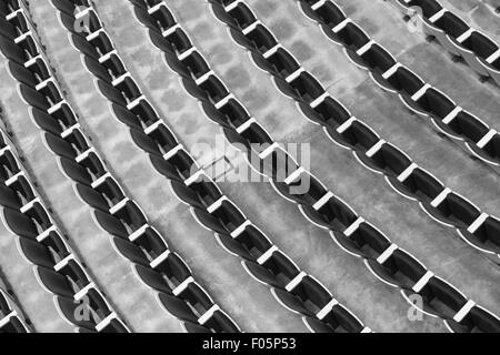 Array astratto del teatro posti a sedere dal di sopra in bianco e nero Foto Stock