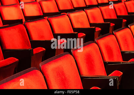 Rosso drammatico posti a sedere in un piccolo teatro al chan centro per le arti dello spettacolo, Vancouver, Canada Foto Stock