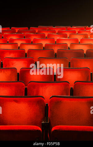 Rosso drammatico posti a sedere in un piccolo teatro al chan centro per le arti dello spettacolo, Vancouver, Canada Foto Stock