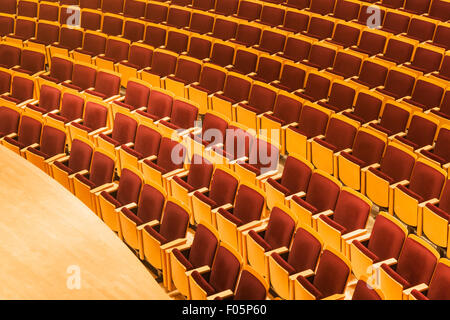 Righe di posti a sedere vicino al palco in un performing arts theatre Foto Stock