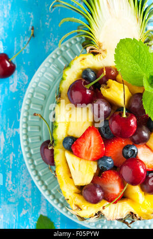 Insalata di frutta in ananas Foto Stock