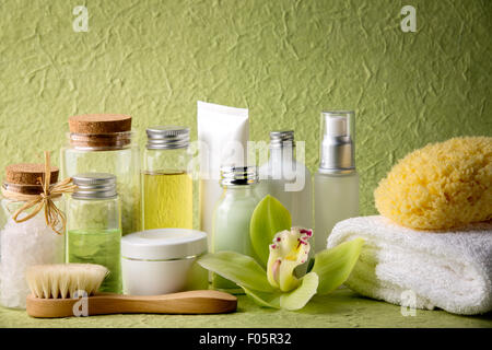 Spa sale,l'olio essenziale,asciugamano,spazzola e fioritura di orchidee. Foto Stock
