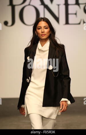 Modello Jessica Gomes vetrine disegni di Ellery sulla pista di David Jones Primavera/Estate 2015 Lancio della Collezione di Sydney. Foto Stock