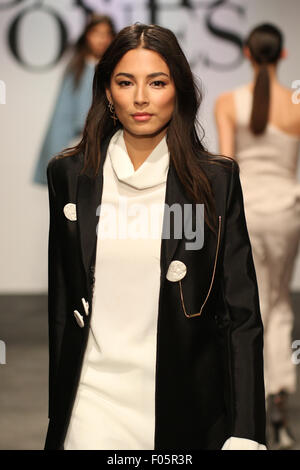 Modello Jessica Gomes vetrine disegni di Ellery sulla pista di David Jones Primavera/Estate 2015 Lancio della Collezione di Sydney. Foto Stock