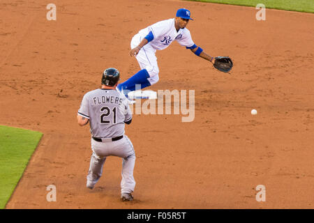 Agosto 07, 2015: Tyler fiori #21 dei Chicago White Sox è colpito nel retro evitando un fatiscente e devia la palla lontano da Alcides Escobar #2 dei Kansas City Royals nella terza inning durante la partita MLB tra Chicago White Sox e il Kansas City Royals presso Kauffman Stadium di Kansas City MO Foto Stock