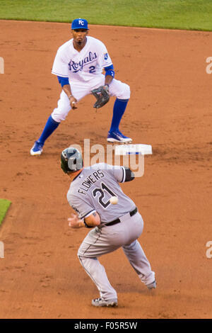 Agosto 07, 2015: Tyler fiori #21 dei Chicago White Sox è colpito nel retro evitando un fatiscente e devia la palla lontano da Alcides Escobar #2 dei Kansas City Royals nella terza inning durante la partita MLB tra Chicago White Sox e il Kansas City Royals presso Kauffman Stadium di Kansas City MO Foto Stock