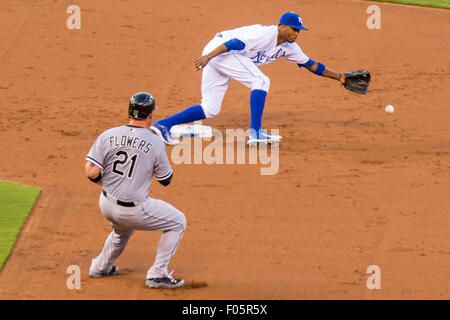 Agosto 07, 2015: Tyler fiori #21 dei Chicago White Sox è colpito nel retro evitando un fatiscente e devia la palla lontano da Alcides Escobar #2 dei Kansas City Royals nella terza inning durante la partita MLB tra Chicago White Sox e il Kansas City Royals presso Kauffman Stadium di Kansas City MO Foto Stock