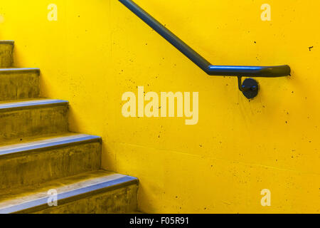 La tromba delle scale di colore giallo nella nuova Student Union Building a ubc chiamato il nido Foto Stock