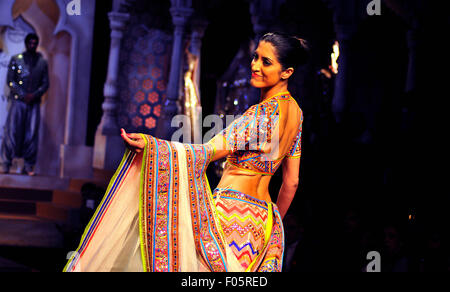 New Delhi, India. 07 Ago, 2015. Una presentazione dei progettisti indiani Abu Jani e Sandeep Khosla durante la BMW India Bridal Fashion Week 2015. Credito: Hemant Rawat/Pacific Press/Alamy Live News Foto Stock