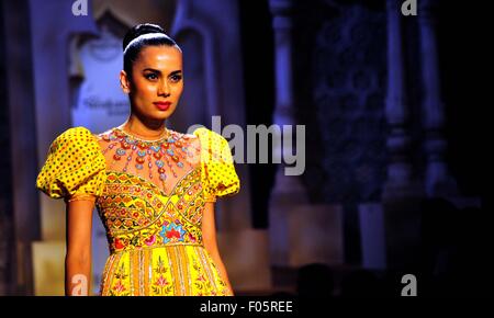 New Delhi, India. 07 Ago, 2015. Una presentazione dei progettisti indiani Abu Jani e Sandeep Khosla durante la BMW India Bridal Fashion Week 2015. Credito: Hemant Rawat/Pacific Press/Alamy Live News Foto Stock