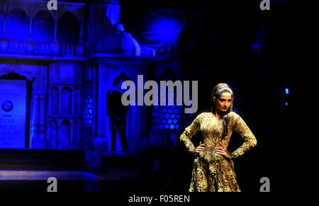 New Delhi, India. 07 Ago, 2015. Una presentazione dei progettisti indiani Abu Jani e Sandeep Khosla durante la BMW India Bridal Fashion Week 2015. Credito: Hemant Rawat/Pacific Press/Alamy Live News Foto Stock