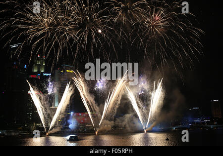 Singapore. Il 7 agosto, 2015. Fuochi d'artificio esplodere nel corso di Marina Bay a Singapore il 7 agosto 2015 come parte delle celebrazioni per il cinquantesimo anniversario dell indipendenza del paese. © Bao Xuelin/Xinhua/Alamy Live News Foto Stock