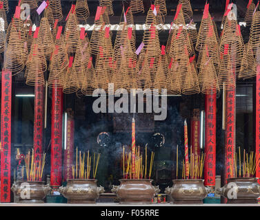 Brucia Incenso in Chua Ba Tempio Thien Hau,a Saigon, Vietnam Foto Stock