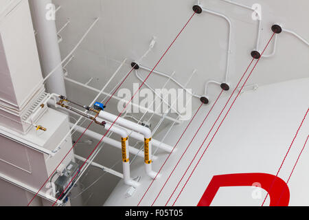 I servizi esposti e fili di illuminazione in un ristorante nella nuova Student Union building sul campus della ubc in Vancouver Foto Stock