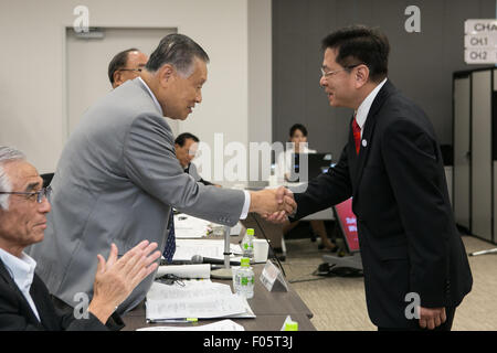 (L-R) Yoshiro Mori, Anthony Goh, Agosto 7, 2015 : 7 AGOSTO 2015 : Tokyo 2020 Comitato per l organizzazione di interviste ai membri della Federazione Internazionale di Wushu (IWUF), che considera i nuovi eventi per inclusione nel 2020 Tokyo Olimpiadi, Tokyo, Giappone. © Uta MUKUO/Tokyo2020/AFLO/Alamy Live News Foto Stock