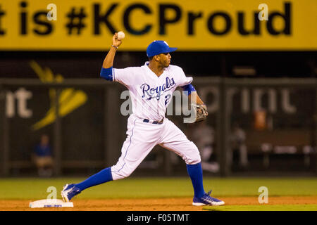 Agosto 07, 2015: Alcides Escobar #2 dei Kansas City Royals tags secondo e getta al primo nel settimo inning durante la partita MLB tra Chicago White Sox e il Kansas City Royals presso Kauffman Stadium di Kansas City MO Foto Stock