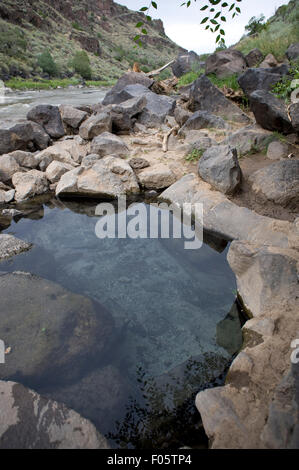 Taos, Nuovo Messico, Stati Uniti d'America. Il 7 agosto, 2015. 08/07/2015, Taos, Nuovo Messico. Il Manby Hot Springs lungo il fiume Rio Grande noto anche come la Stagecoach Hot Springs si trova a valle del John Dunn ponte in prossimità di Taos, Nuovo Messico. Vi si accede da un sentiero escursionistico e consistono di tre piscine lungo le rive del fiume. © Ralph Lauer/ZUMA filo/Alamy Live News Foto Stock