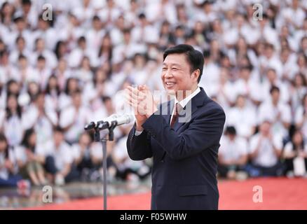 Pechino, Cina. 8 Ago, 2015. Chinese Vice Presidente Li Yuanchao risponde con un'innovazione e imprenditorialità-themed la delegazione di giovani provenienti dalla regione amministrativa speciale di Hong Kong e di Pechino, capitale della Cina, e il Agosto 8, 2015. Credito: Ding Lin/Xinhua/Alamy Live News Foto Stock