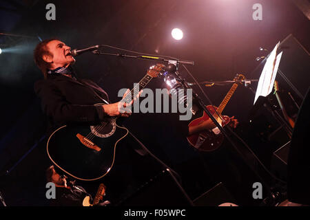 Brecon Jazz 2015 - venerdì 7 agosto 2015 - Ray Davies in concerto come il rivestimento del padiglione agiscono sulla serata di apertura della tre giorni di Brecon Jazz festival. Ray Davies ha iniziato la sua performance al mercato coperto venue in Brecon con canzoni hit da The Kinks era - Brecon Powys, Wales, Regno Unito Foto Stock