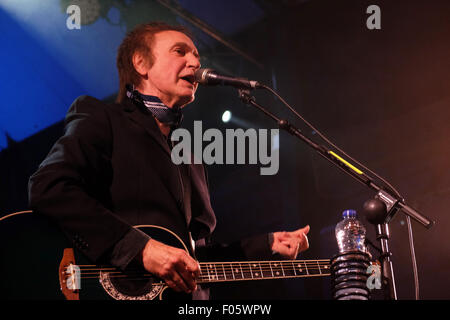 Powys, Wales, Regno Unito. Il 7 agosto, 2015. Brecon Jazz 2015 - venerdì 7 agosto 2015 - Ray Davies in concerto come il rivestimento del padiglione agiscono sulla serata di apertura della tre giorni di Brecon Jazz festival. Ray Davies ha iniziato la sua performance al mercato coperto venue in Brecon con canzoni hit da The Kinks era. Foto Stock