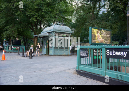 L'entrata dell'IRT Lexington linea di metropolitana vicino al City Hall di Manhattan include una testa house che risale al 1904. Foto Stock