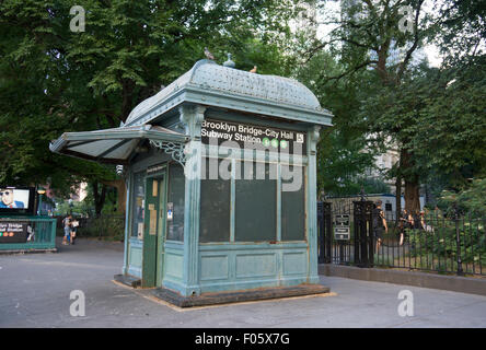 L'entrata dell'IRT Lexington linea di metropolitana vicino al City Hall di Manhattan include una testa house che risale al 1904. Foto Stock