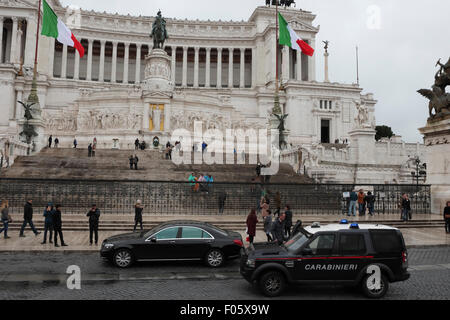 Gli italiani la chiamano la torta, il Monumento Nazionale Vittorio Emanuele II o Vittoriano, eretto sul luogo di diversi altri importanti edifici. Foto Stock