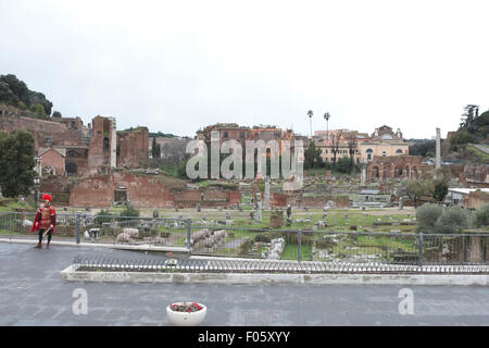 Centurion al Forum. Un imprenditore vestito da Centurion spera di pagare per le fotografie turistiche. Roma, Italia Foto Stock